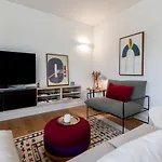 Flh Av. Liberdade Stunning With Balcony & Parking شقة *