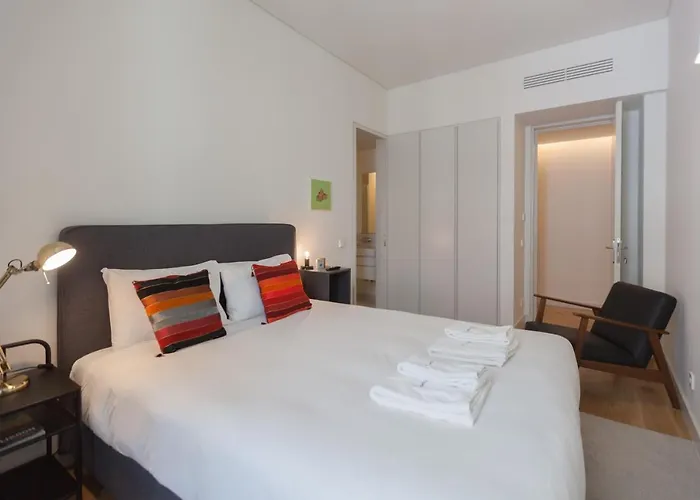Flh Av. Liberdade Stunning With Balcony & Parking 아파트 *