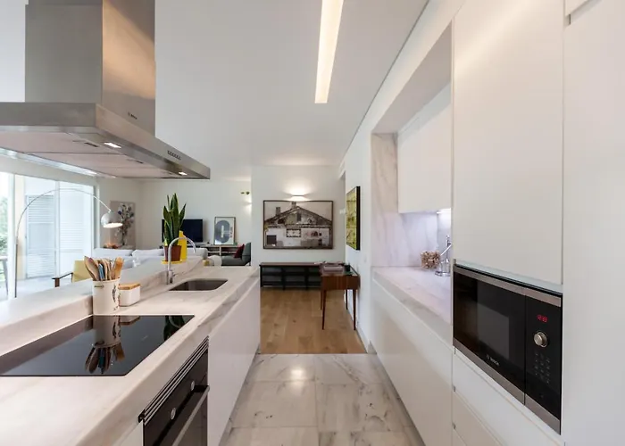 Flh Av. Liberdade Stunning With Balcony & Parking * 리스본