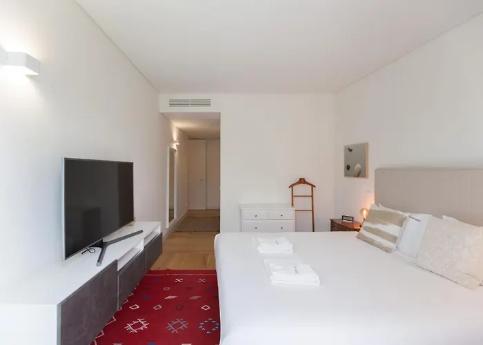 Flh Av. Liberdade Stunning With Balcony & Parking 아파트 *